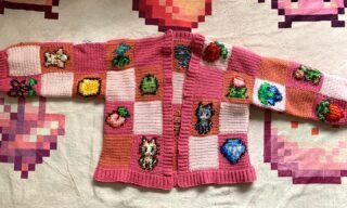 My new fav cardigan. I’ll never take it off🥺🥰🌸🎀

@keirascrochetservice please go check out her work! She’s so talented and a gem!! 

#art #crochet #crochetersofinstagram #crocheting #knit #stardew #stardewvalleyfanart #stardewvalleyedit #cozygamer #cozygaming